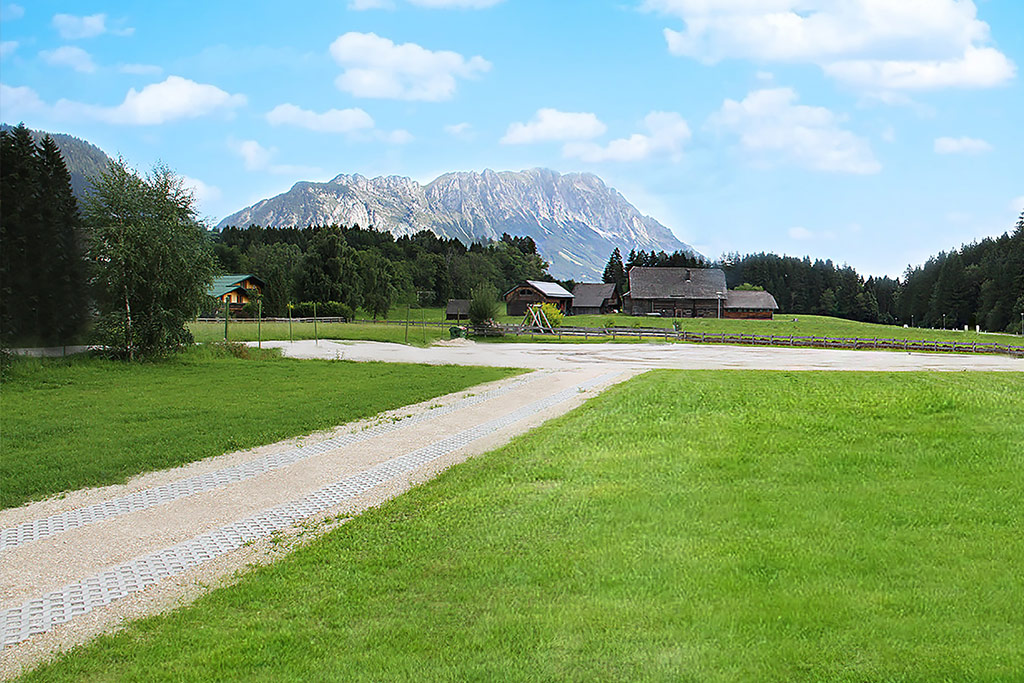 Mit Blick zum Grimming, 1. Reihe fußfrei.